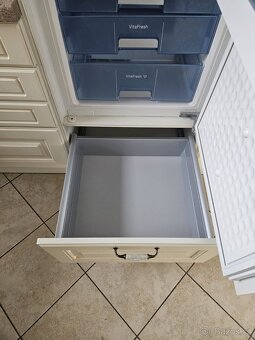 Moderní kuchyňská linka se spotřebiči - 11