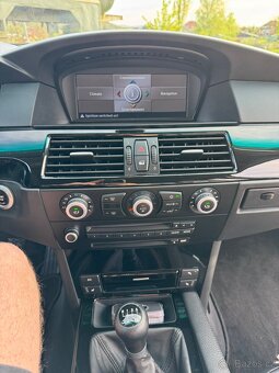 BMW 550i (E60) – V8, manuál, M-Paket - 11