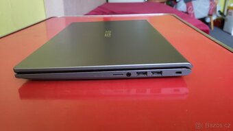 Malý, lehký a přenosný ntb AMD - 11