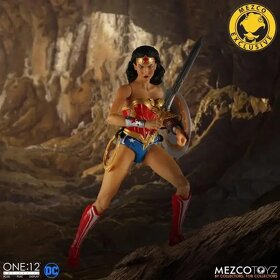 Figurka Wonder Woman classic od Mezco 1:12 - 11