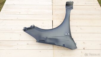 HYUNDAI i20 Blatník LP černý - 11