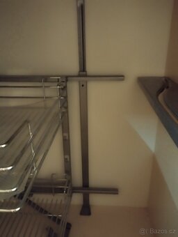 Rohový systém do kuchyňské linky – výborný stav - 11