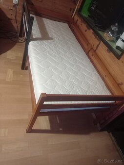 Dřevěná postel s matrací roštem a bočnicí - 11