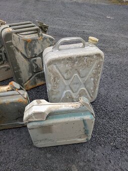 Soubor 11 kusů kanystrů - 11