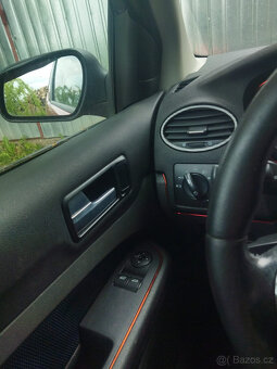 Ford Focus 2.0i 16V - 11