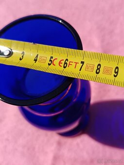 Modrá skleněná váza s květinami - 11