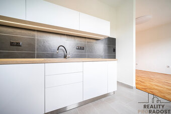 Pronájem bytu 2+1 po kompletní rekonstrukci s balkónem na ul - 11