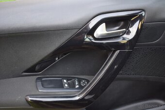 Peugeot 208 1.2i/5DVÉŘ/ČR/1MAJ/2017/129TKM - 11