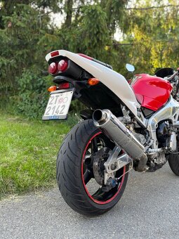 Yamaha R1 - 11