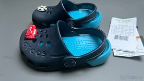 CROCS 10400 Electro 41T Navy-Electric Blue detské papuče - 11