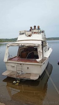 Kajutová motorová loď Trojan F26 Flybridge - 11