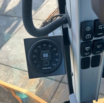 Válec VOLVO SD75B, r.v. 2019, 332 motohodin, zánovní stav - 11