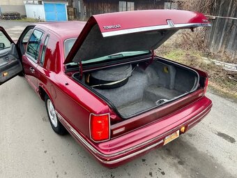 1994 Lincoln town car signature series - 11