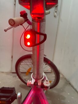 Růžový holčičí kolo značky Specialized - 11