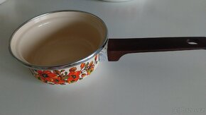 Nádobí: formy na bábovky,kastrol,ešus,smaltované hrnce - 11