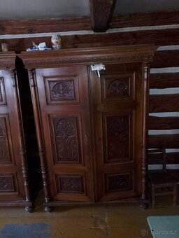 Starožitný nábytek 3xskříň 2xpostel 1x vitrína - 11