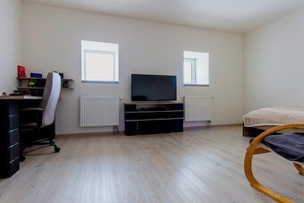 Prostorný rodinný dům se zahradou 2655 m², 3 km od Bruntálu - 11