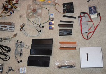 PC kabely, chladiče, DVD mech., záslepky, spojmat, CPU atd - - 11