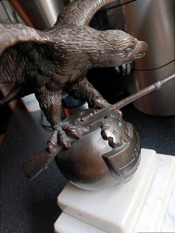 Bronzový orel na mramorovém podstavci – historická dekorace - 11