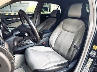 Lancia Thema 3.0L V6 CRD Executive HP A/T Chrysler 300C SRT - 11