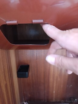 Šicí stroj ve skříni Lada - 11