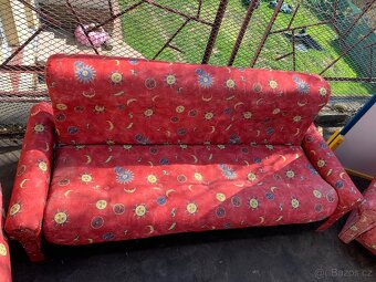 Sedačka (postýlka) + 2 křesla, magnetická tabule, stojan na - 11