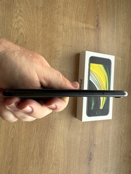 Prodám iPhone SE 2020 – 64 GB – černý - ZÁNOVNÍ - 11