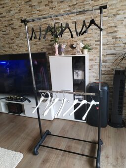 Dvou tyčový věšák na oblečení s ramínky - 11