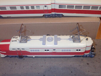 Rychlík Märklin H0 ST800, třídílný, slonovinově červená s or - 11
