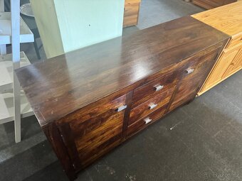 Krásná hnědá velká celodřevěná komoda z palisandru - 11