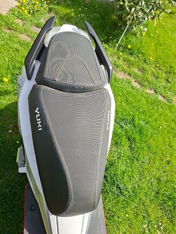 Skútr YUKI 125i Falcon bílo červený - 11