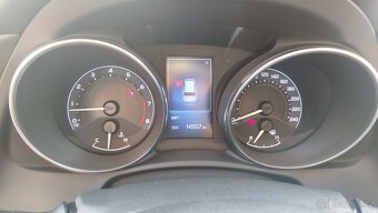 Toyota Auris 1.6 vvti. Rok 2015 - 11