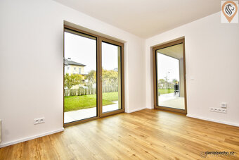 Pronájem bytu 2kk, terasa, předzahrádka, sklep, garážové stá - 11