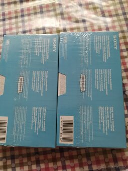 vyřezávaná polička - dřevo, kbelíčky, stereo,proutěný koš - 11