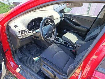 Hyundai I30 1.6CRDi 85kw, r.2019, klima, poškozen motor - 11
