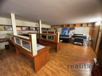 Prodej rodinného domu s bytem, s komerčním prostorem, garáži - 11
