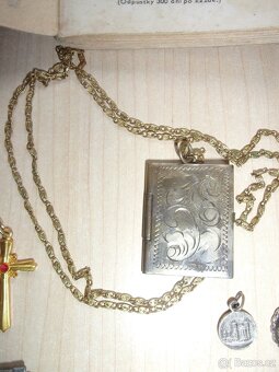 STARÉ NÁBOŽENSKÉ PAMÁTKY, ŠKAPULÍŘ, KŘÍŽ, KROPENKA, MADONKA - 11