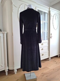 Nové s visačkou černé pružné sametové šaty Reserved M midi - 11