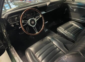 Ford Mustang Fastback - 11