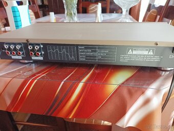 HiFi ekvalizér. 2× 10 pásem s analyzérem. - 11