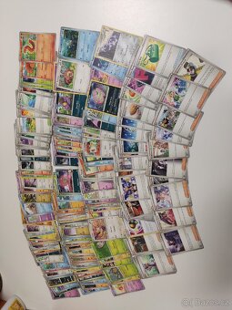 Prodám kartičky Pokémon 561kusu plus funko cena 1000 - 11