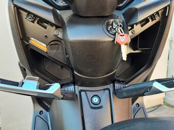 Yamaha Xmax 400, 2015, 23tis.km, ZIMNÍ CENA - 11