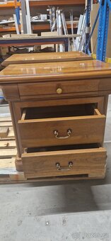Masivní komoda a dva noční stolky - 11