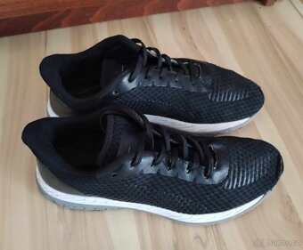 Žluté boty sálovky Nike a černé tenisky 40/41 - 11