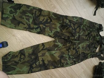 Vojenské oblečení, boty, opasek, popruh, barakuda, rukavice. - 11
