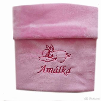 Deka s výšivkou jména na přání více barev - 11