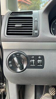 Touran 2.0 TDI 103kW motor BMM, výbava HIGHLINE - 11