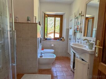 Toskánsko – stylový kamenný dům s bazénem a olivovým hájem - 11
