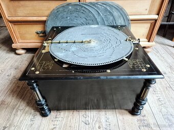 Velký starožitný hrací stroj, flašinet na kliku Amorette - 11