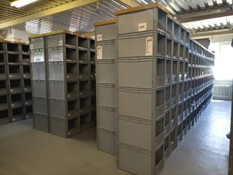 Regálové plastové stohovatelné úložné boxy - 11